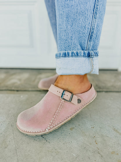 LUTRIO – PREMIUM SUEDE CONTOURED CLOGS