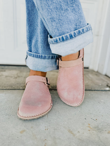 LUTRIO – PREMIUM SUEDE CONTOURED CLOGS